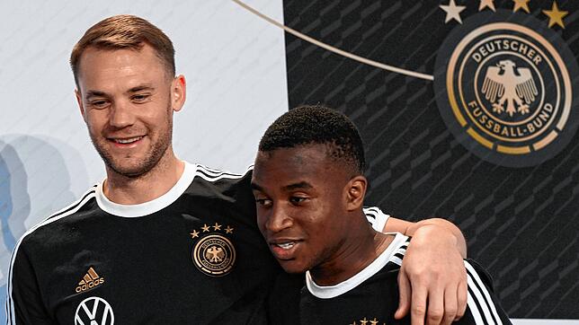 Manuel Neuer (links), Kapitän der deutschen Nationalmannschaft, und Geburtstagskind Youssoufa Moukoko.