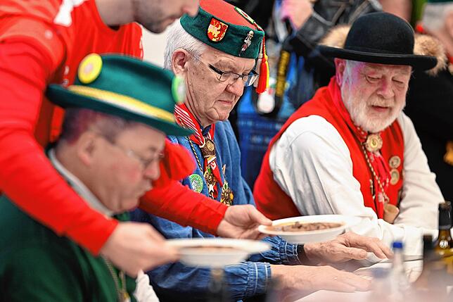 Mehr als 300 Narren der Narrenzunft Gole 1865 nehmen am Zigarrenrauchen, dem 193. Froschkuttel-Essen und dem anschließenden Rutschen aus ...