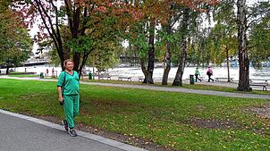 Tatyana Velikaya, die vor zwei Jahren aus der Ukraine nach Konstanz kam, genießt einen herbstlichen Spaziergang durch den Konstanzer ...