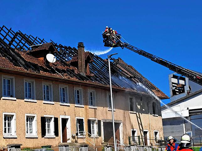 Bild 9: Bauernhaus in Albbruck brennt lichterloh - Bilder des Einsatzes