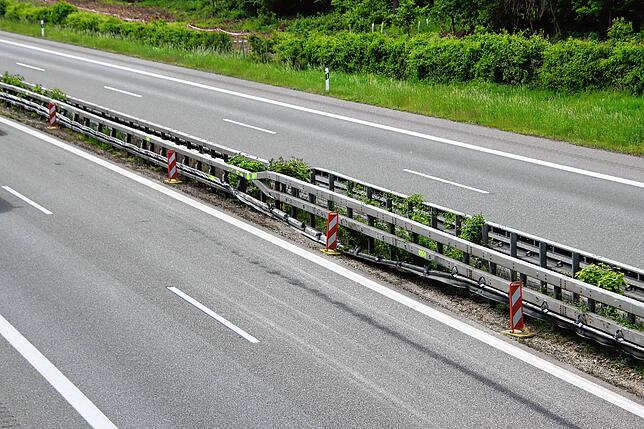 Über mehr als 50 Meter hinweg ist die Leitplanke auf der A98 beschädigt.