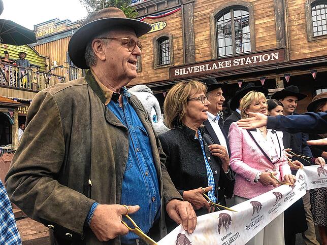 Europa-Park-Gründer Roland Mack (l) und seine Frau Marianne (2.v.l) sind bei der Eröffnung von „Silver Lake City“. In Deutschlands ...