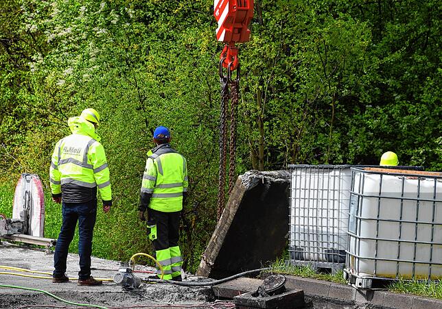 Langsam schwebt ein Brückenteil nach oben.