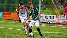 Matchwinner: Aaron Reiß (vorn, im Spiel beim FC RW Weilheim) unterstrich seine Torjäger-Qualitäten und traf doppelt beim 3:2-Sieg mit ...