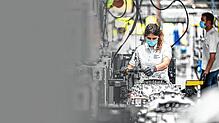 Eine Monteurin arbeitet im Werk zwei von ZF am Standort Friedrichshafen an einem Getriebe für Lastwagen. Die Bänder stehen selbst am ...