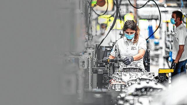 Eine Monteurin arbeitet im Werk zwei von ZF am Standort Friedrichshafen an einem Getriebe für Lastwagen. Die Bänder stehen selbst am ...