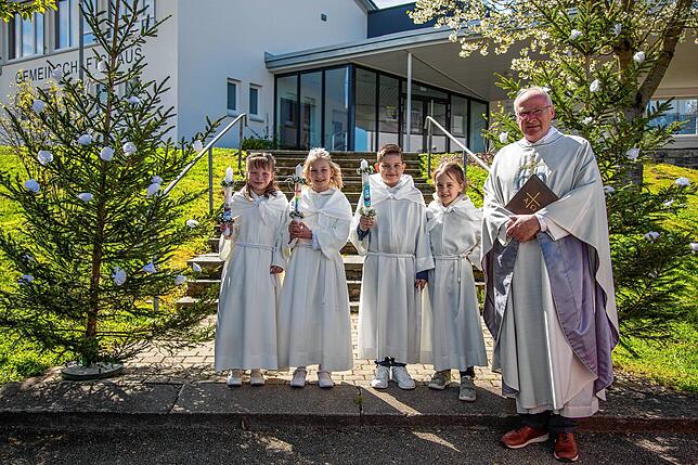 In Gutmadingen feierten am 6. April vier Kinder bei strahlendem Sonnenschein ihre erste Heilige Kommunion (von links): Nina Weber, ...