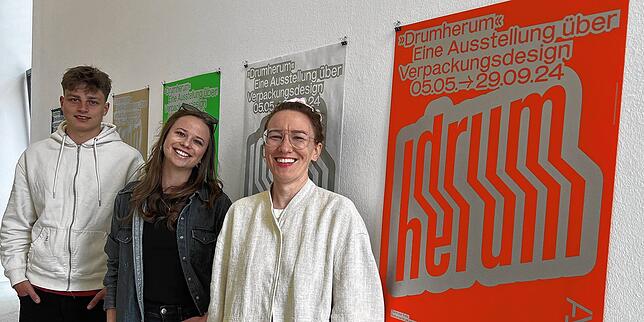 Anna Martinez Rodriguez (rechts) begrüßt als Kuratorin des Turms zur Katz die Gäste bei der Ausstellungseröffnung gemeinsam mit ...