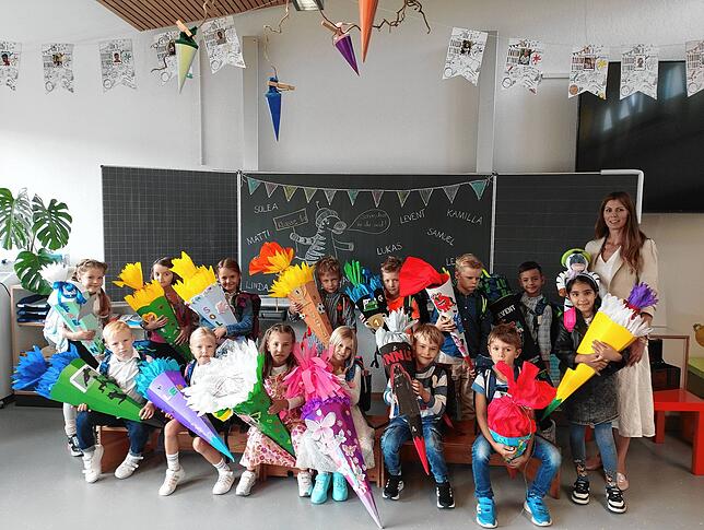 Brigitte Schmidt und ihre Klasse 1a an der Sernatingen-Schule starten in den Schulalltag. Für die Kinder gab es eine Einschulungsfeier. ...