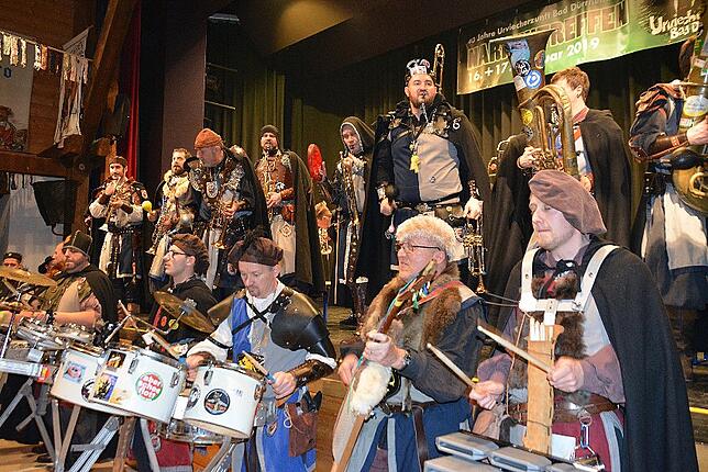 Bild 3: Narrentreffen der Urviecher-Zunft: Bilder vom Bunten Abend