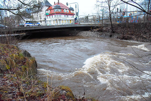 Die Brigach rauscht am Dienstag unter der Bickenbrücke hindurch.