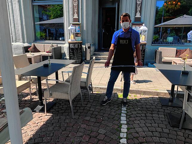 Der korrekte Abstand der Tische ist wichtig: Oscar‘s-Chef Osman Duygu misst nach.