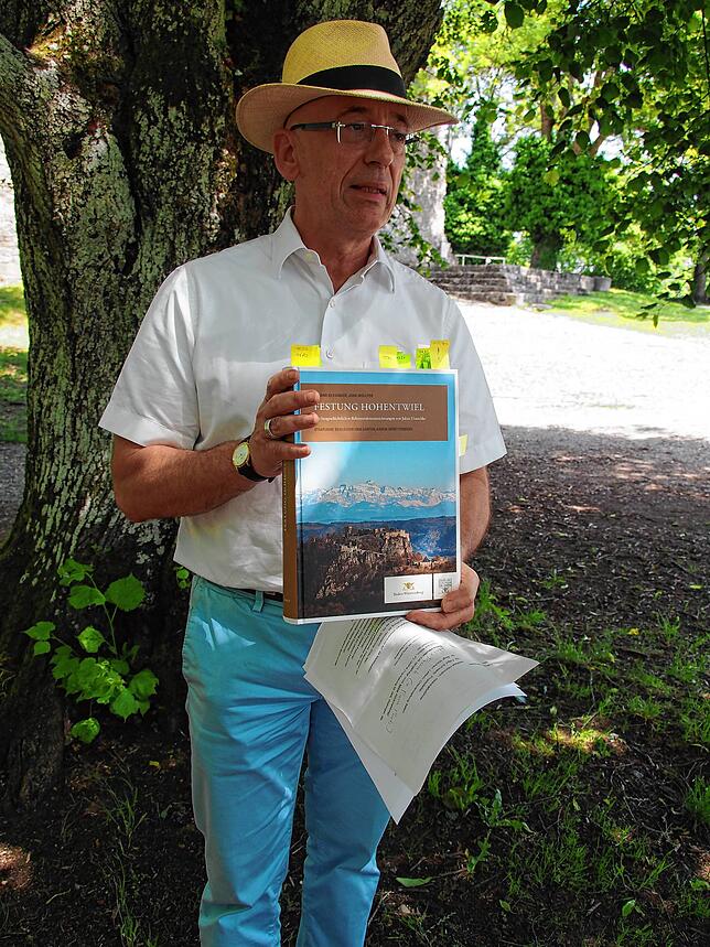 Michael Hörrmann mit dem neuesten Standardwerk über den Hohentwiel.