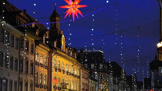 Weihnachtssterne wie in der Waldshuter Kaiserstraße sind in Menzenschwand bis 22. November tabu. (Archivbild)