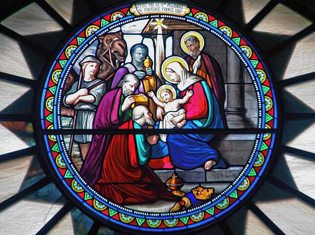 Rücken nah zusammen, etwas zu nah für die aktuelle Corona-Verordnung: Das Jesus-Kind und die heiligen drei Könige.