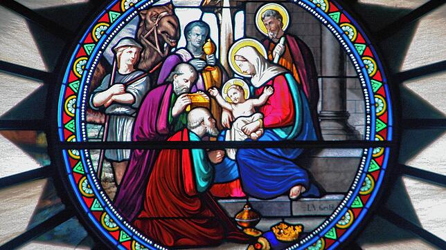 Rücken nah zusammen, etwas zu nah für die aktuelle Corona-Verordnung: Das Jesus-Kind und die heiligen drei Könige.