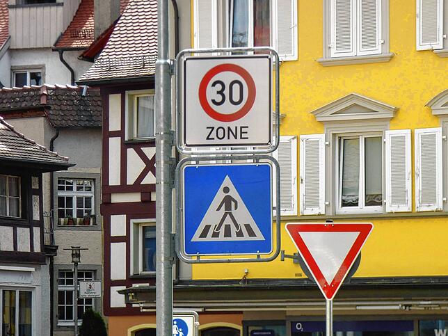 Die Beschilderung an der Einmündung der Hauptstraße zur Straße Am Stadtgraben: Beginn einer Tempo-30-Zone, Fußgängerüberweg und Vorfahrt ...