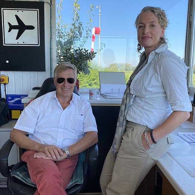 Notarzt und Pilot Roland Ballier sowie Minky Schweizer, die Beauftragte für Flugsicherheit am Flugplatz Konstanz, sprechen mit dem ...