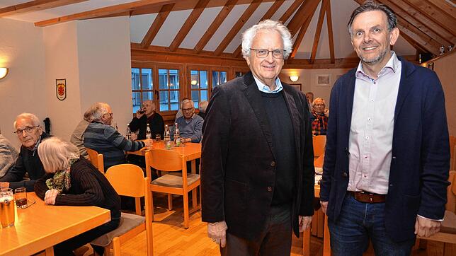 Wolfgang Heine (rechts), Direktor des Regionalverbands Bodenseekreis-Oberschwaben, ist zu Besuch bei der Bürgerrunde &bdquo;I ...