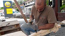 Bildhauer Nahuel Forchini kommt aus Spanien. Hier arbeitet er an seiner Skulptur, die er „Das kalte Warten“ genannt hat. Bilder: Susanne ...