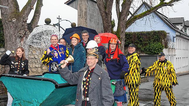 Trotz Regen wurden am Schmutzige Dunschdig in Hohentengen die Angeklagten in offenen Loren zum Narrengericht gefahren.