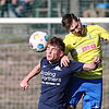 Luftduell zwischen Nico Meßmer (SG Dettingen-Dingelsdorf, links) und dem Singener Marcel Ernst
