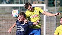 Luftduell zwischen Nico Meßmer (SG Dettingen-Dingelsdorf, links) und dem Singener Marcel Ernst