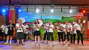 Die Musikkapelle aus Bains-les-Bains bringt Stimmung in die Stadthalle – und intoniert auch die deutsche Nationalhymne.