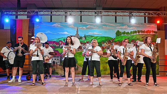 Die Musikkapelle aus Bains-les-Bains bringt Stimmung in die Stadthalle – und intoniert auch die deutsche Nationalhymne.