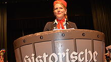 Rektorin Veronika Elflein (BZM) hat als DB-Vertreterin verkleidet sieben garantiert unsichere Alternativen zur Querung der Bahnlinie im ...