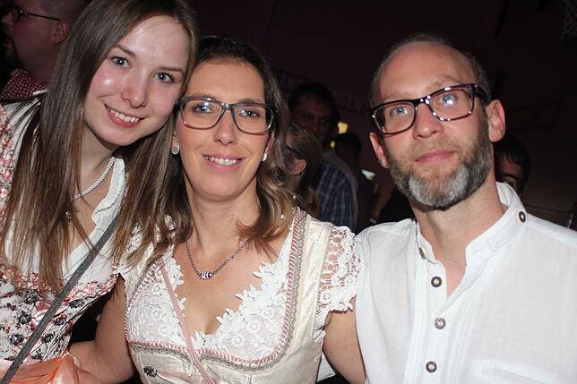 Bild 17: Volles Haus bei der Nikolausparty in Rietheim-Weilheim mit den Dorfrockern &ndash; die Bilder