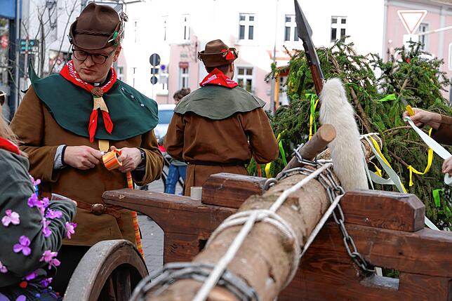 Bild 2: Bilder vom Narrenbaumstellen der Narrizella Ratoldi auf dem Marktplatz