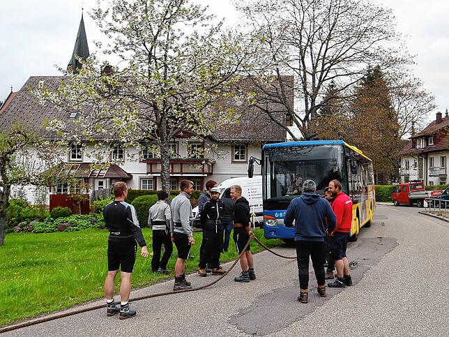Noch etwas ungläubig schauen die Tauzieher auf den Bus, den sie im Mai dieses Jahres kurz darauf bei einer einzigen Probe für ihre Wette ...