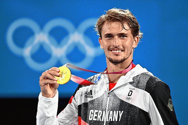 Alexander Zverev freut sich 2020 in Tokio über seine Goldmedaille im Tennis-Einzel.