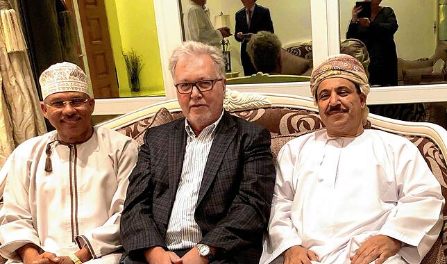 Links der omanische Diplomat Hafidh Al Rawahy, der Ansprechpartner bei der Vorbereitung der Ausstellung in Ühlingen-Birkendorf war. ...