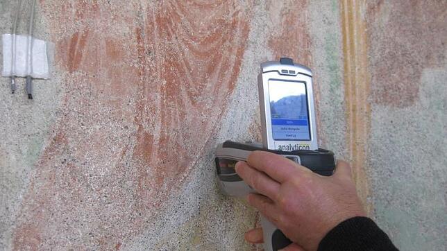Mit modernen Untersuchungsgeräten wurde diesmal in der St.&nbsp;Georgs-Kirche gearbeitet – hier ein Gerät zur ...