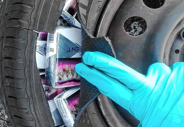 Reichlich Bargeld im Ersatzreifen haben findige Zöllner entdeckt.