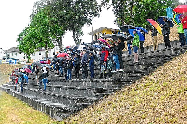 750 Besucher kamen trotz den widrigen Wetterverhältnissen am Freitagabend trotzdem ins Jahnstadion, um den Schlagabtausch der beiden ...