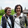 Die Gemeinderätinnen Marga Lenski (links) und Bettina Dreiseitl-Wanschura von der Fraktion LBU/Die Grünen in einem Garten in der ...