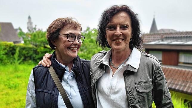 Die Gemeinderätinnen Marga Lenski (links) und Bettina Dreiseitl-Wanschura von der Fraktion LBU/Die Grünen in einem Garten in der ...