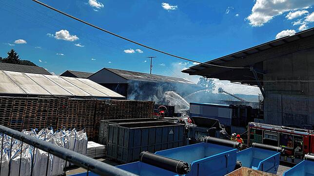 Der Brand in einem Recyclingbetrieb in Klingnau hat hohen Schaden verursacht. Ein Großaufgebot der Feuerwehr war im Einsatz.