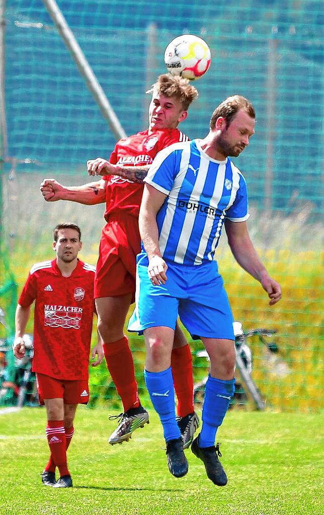 Wer schafft den Sprung nach oben in die Kreisliga A? Nick Herrmann (links) mit dem FC Dachsberg oder Marco Paulke (rechts) mit dem SV ...