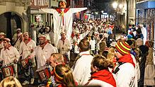 Dicht gedrängt geht es durch die Straßen der Radolfzeller Altstadt
