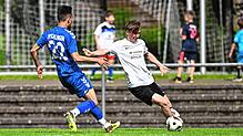 Starker Auftritt: Luca Hierschbiel (rechts, gegen Luca Sielaff) steuerte zum 6:0-Sieg der SG FC Wehr/Brennet gegen die SF Schliengen ...