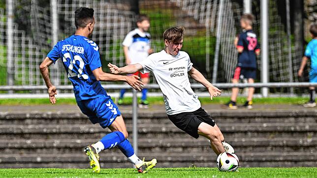 Starker Auftritt: Luca Hierschbiel (rechts, gegen Luca Sielaff) steuerte zum 6:0-Sieg der SG FC Wehr/Brennet gegen die SF Schliengen ...