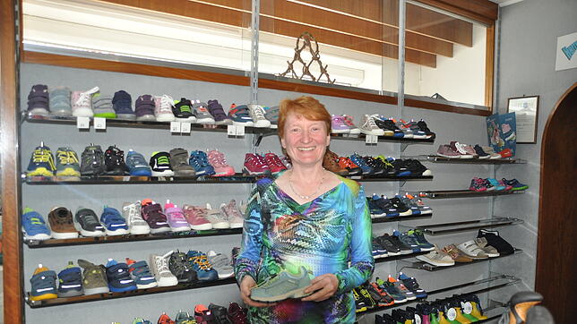 Birgit Greitmann, hier in der Kinderschuh-Abteilung, leitet das traditionsreiche gleichnamige Schuhgeschäft in Blumberg seit dem Jahr ...