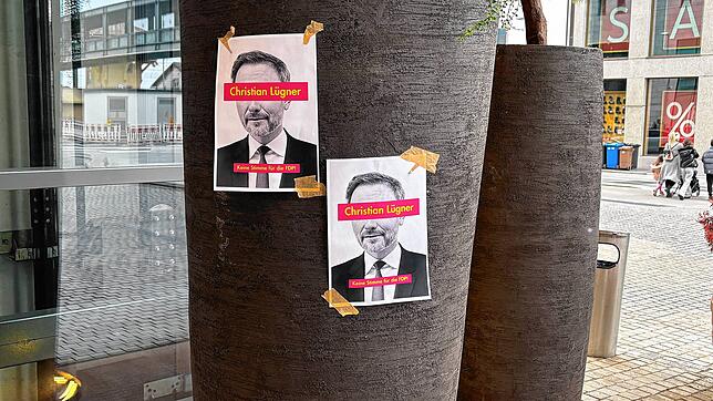 Die Aktivisten kleben am Eingang des Kinos ihre Protestplakate auf. Sie hängen dort nur wenige Minuten und werden vom ...