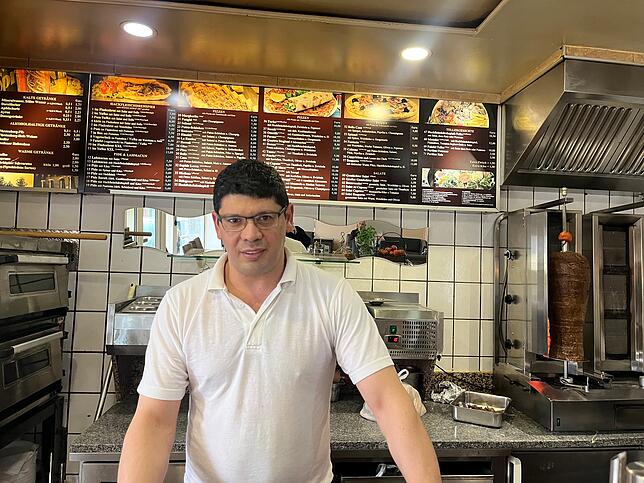 Preise unter Druck: Inhaber Sheinol Arivow vom Bosporus-Grill in der Max-Ebert-Straße plant eine Erhöhung – das Kalbfleisch wird immer ...