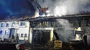 Der Ökonomieteil mit dem angrenzenden Wohnhaus in Dettighofen. Hier kam es in der Nacht auf den 28. März 2025 zu einem Brand. Jetzt hat ...