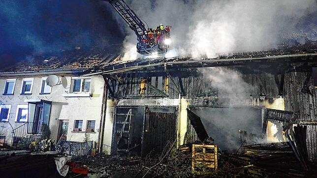 Der Ökonomieteil mit dem angrenzenden Wohnhaus in Dettighofen. Hier kam es in der Nacht auf den 28. März 2025 zu einem Brand. Jetzt hat ...
